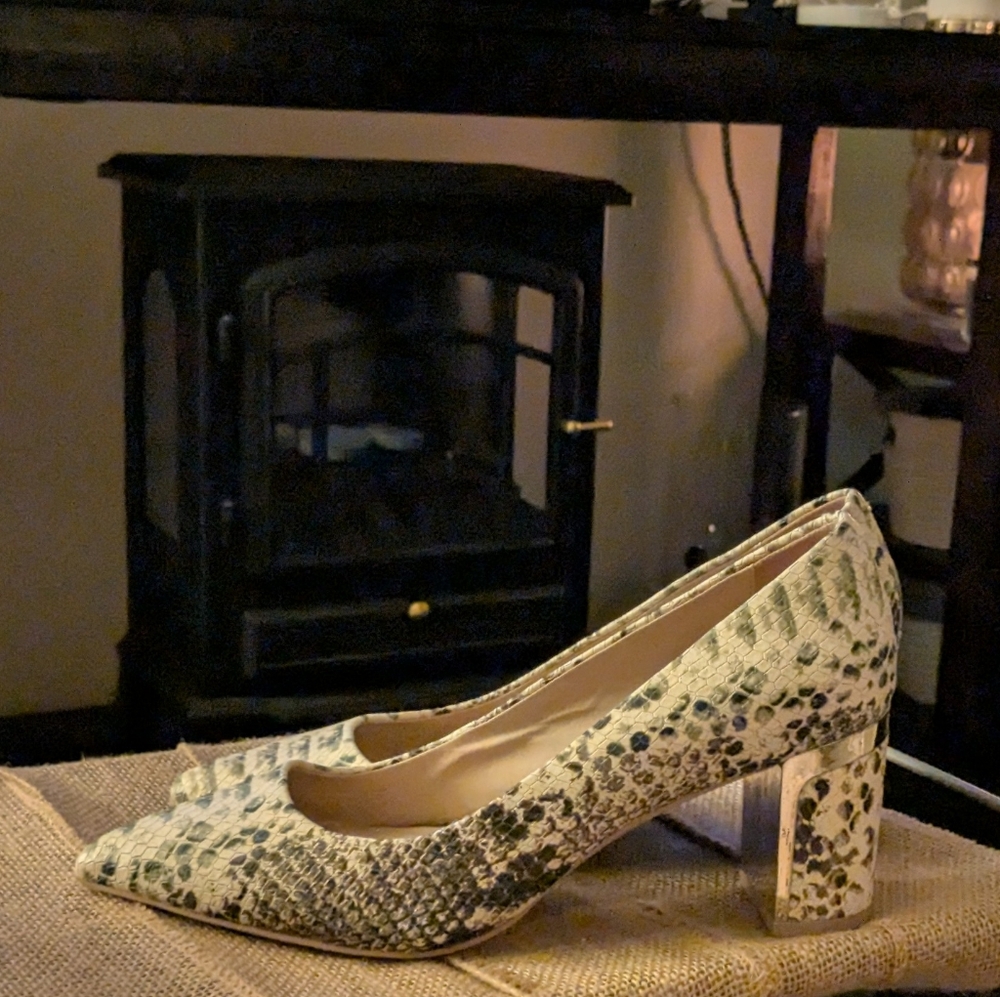 🫦NEW Pointy Women's Snakeskin Print Pumps Green and Cream a Bosses dream....